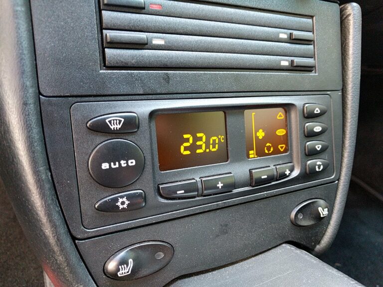 
Remplacement de l’écran LCD du panneau de climatisation Porsche 911